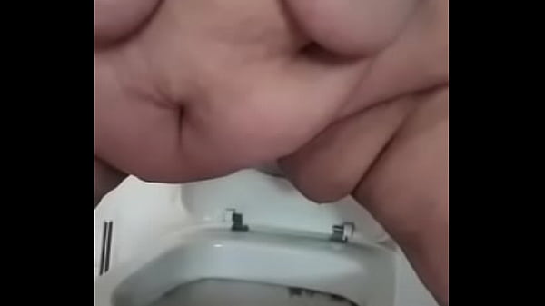 Madura rellena XXL en el ba&ntilde;o meando
