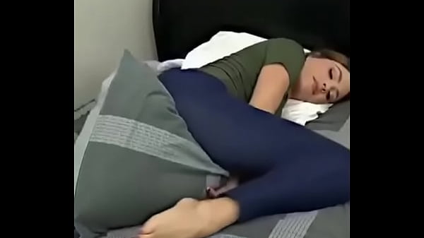 What&rsquo;s her name? Loira safada se masturbando com travesseiro