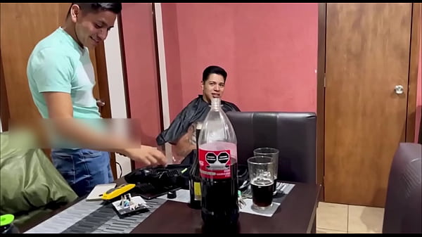 Contrate servicio de peluquer&iacute;a y lleg&oacute; este chavo Twink delicioso