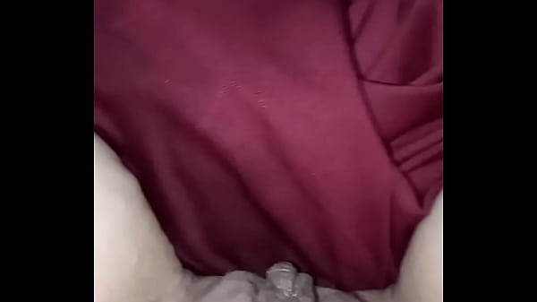 Si riscalda la fica col phon,tutta pisciata!