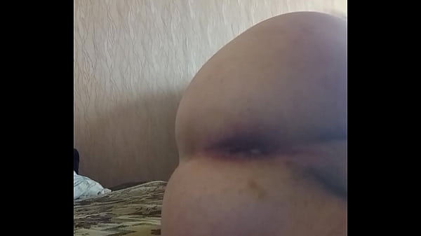 Я пробую рукой в попу.  