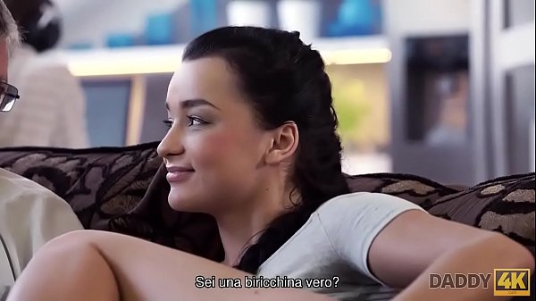 DADDY4K. Guy est&aacute; ocupado con las computadoras, &iquest;por qu&eacute; GF se folla a su pap&aacute;?