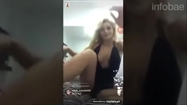 Se le escapa una teta a Sol P&eacute;rez