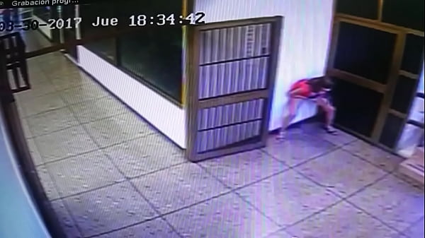 Zac Efron meando acostado en el ba&ntilde;o