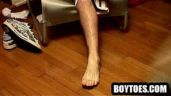 Tattooed hunk shows his feet off and tugs his cock 
