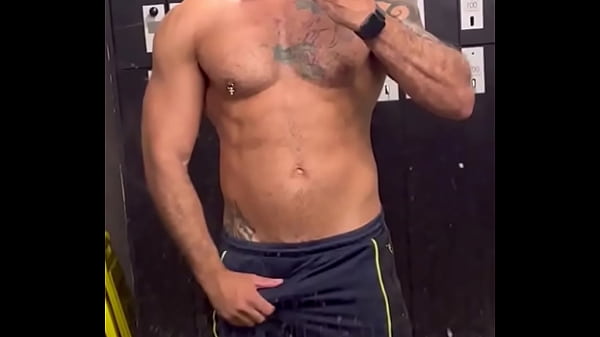 A liberdade de n&atilde;o usar cueca na academia heheh Eu tenho uma vontade de fazer uma Pegacao no banheiro de alguma academi ...