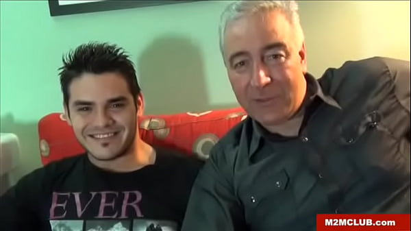 Papito maduro es cogido por un macho joven