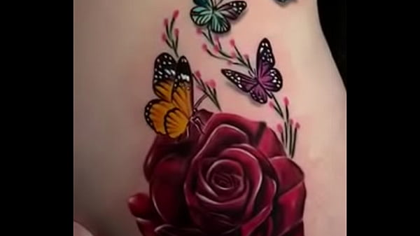 Casi se ve el pussy de mi mujer enseńando su tatuaje  