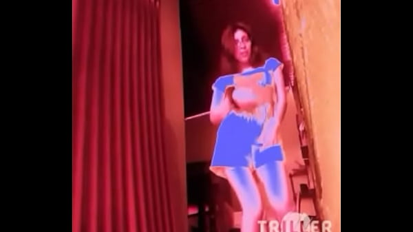 Chica bailando sensualmente  