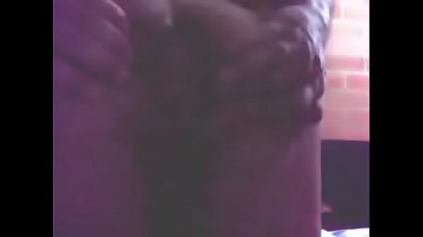 moviendo un poco mi colita caliente 