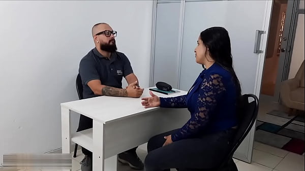 Llegando un buen trato con el director del colegio de mi hijastra, hice que me follara a cambio que no la echara del colegio - Porno en Espa&ntilde;ol