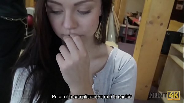 HUNT4K. Brunette suce et donne la chatte pour le forage pour de l'argent
