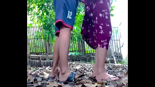 Sensasi ngentot istri tetangga di kebun belakang rumah