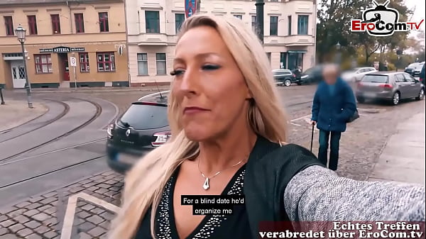 Zwei deutsche Blondinen beim hei&szlig;en Lesbensex bei einem blind Date 