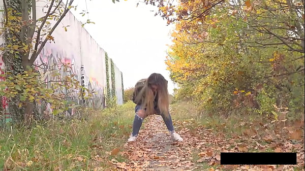 Venturous Vanessa Piss In Public  