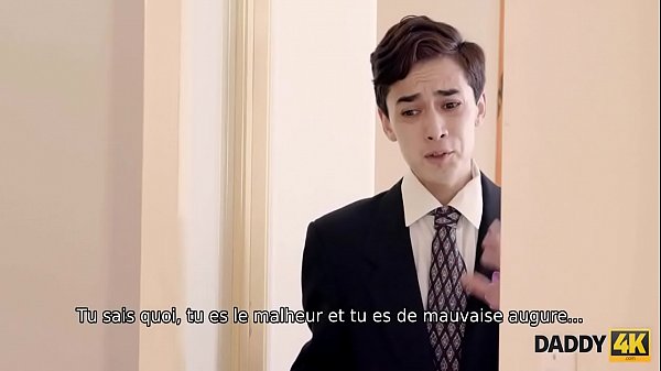 DADDY4K. Une jeune fille en robe blanche donne sa chatte &agrave; un vieil homme 