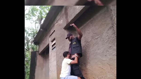 Seguran&ccedil;a safado colocou o Baixinho no colo e meteu rola 