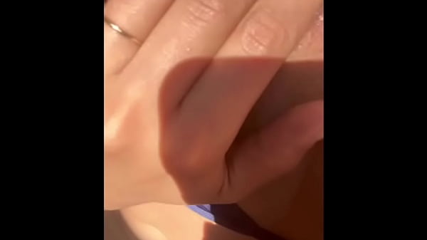 MASTURBANDOME RICO EN LA CASA DE MI MEJOR AMIGA ME DEJAN SOLITA  