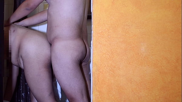 Escondiendose del marido, mujer con su amante