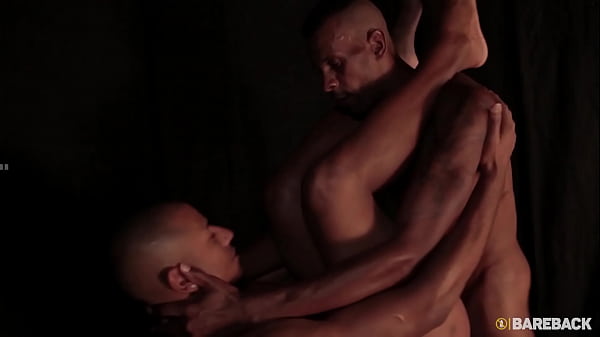 Gostoso sofrendo no piroc&atilde;o  