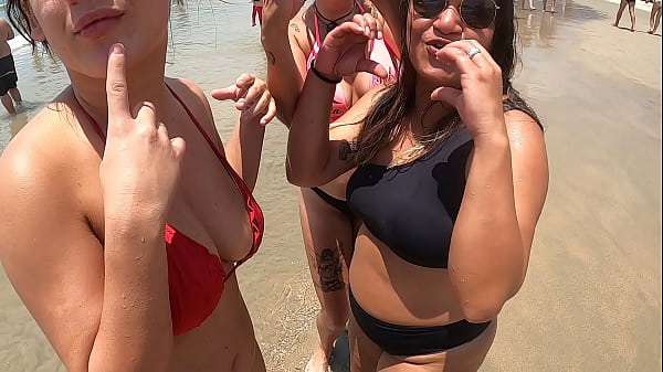 Atrizes porno na praia fazendo loucuras