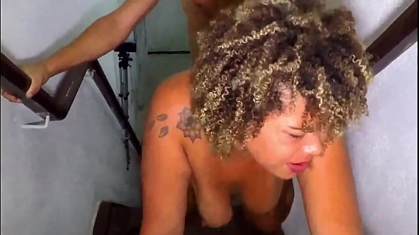 Sozinha em casa, chamei o Z&eacute; entrega, entregador novinho e bonitinho, ofereci meu cuzinho como gorjeta e gozei gostoso