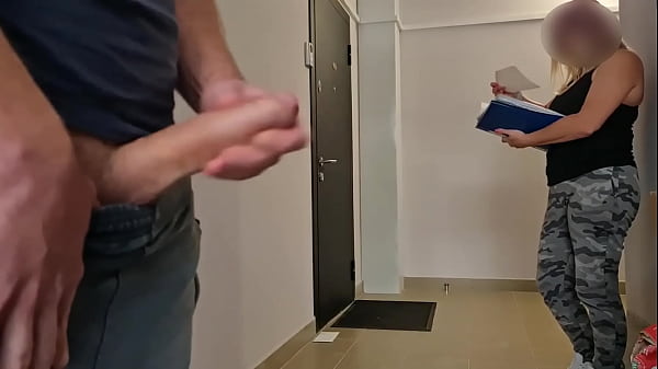 Une femme sexy et sexy m'a attrap&eacute; pendant que je me branlais en public. Elle &eacute;tait totalement choqu&eacute;e et elle a eu une surprise. Elle a une chatte et un trou du cul vraiment serr&eacute;s et veut toucher