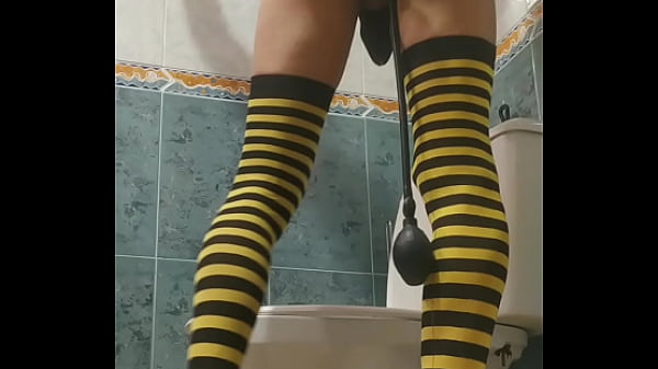 Colita negra en el water  