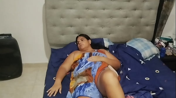 Viejo asqueroso se aprovecha de la inocencia de su hijastra y termina cogi&eacute;ndola en el ba&ntilde;o mientras est&aacute;n solos en casa