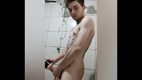 Metendo de lado no masturbador  