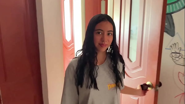 Chica latina esp&iacute;a a su vecino y se come toda su verga
