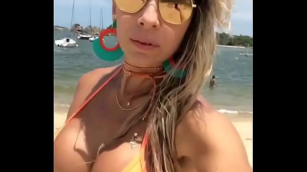 Loira safada se exibindo