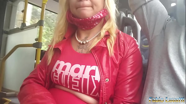 A safada me chupou no &ocirc;nibus p&uacute;blico  