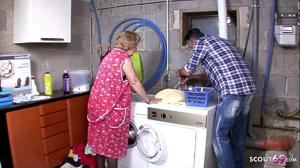 Deutsche Omi mit dicken Titten von Jungspund nach der Hausarbeit gev&ouml;gelt
