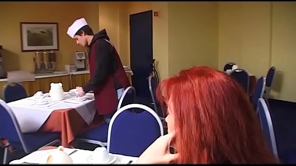 Vecchia si scopa il giovane cameriere e il suo amico