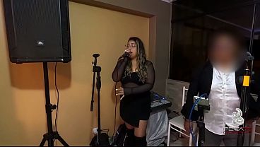 Se levanta a una cantante de cumbia, y se la lleva directo a su cama