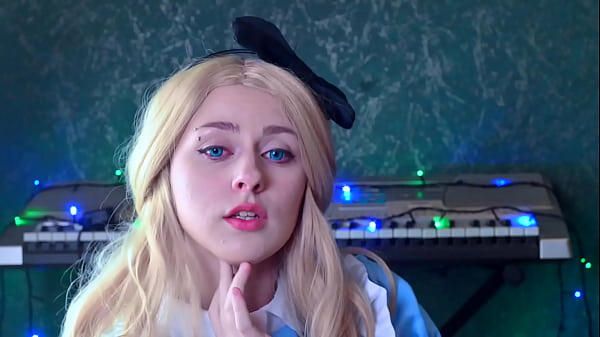 Alice fucks her pussy with carrot