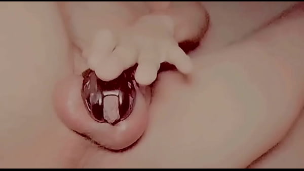 Heterosexual mexicano hace casting para grabar porno gay, por dinero le meten pu&ntilde;o y dildo mientras su pene es convertido a clitoris poni&eacute;ndole una jaula de castidad como a todo marica 