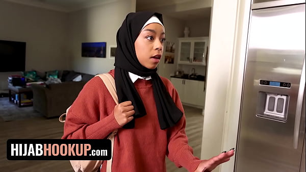 Muslim Babe Freya Kennedy Learns About Sex  