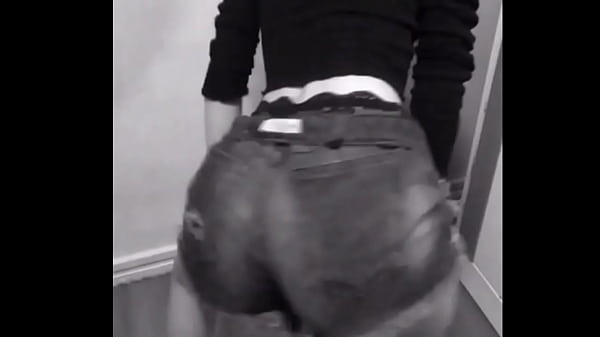 Rabuda mexendo sua raba  