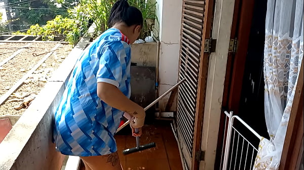 D quatro na varanda lavando para meu cachorro Theo