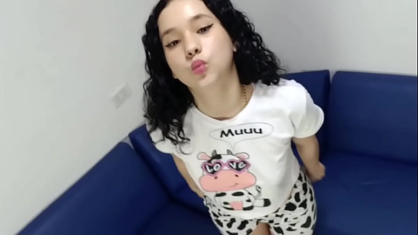 Ven y mira como es una rica mamada de una sexy hermanastra Latina de piel Blanca !! Porno en ruso