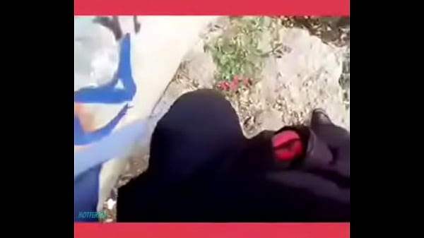 Loira puta faz boquete e d&aacute; seu bumbum para o colega na rua  