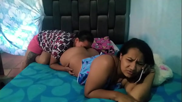 mientras el esposo se encuentra en viaje de negocios la puta de michell lo enga&ntilde;a con su hermanastra mientras habla con el por celular