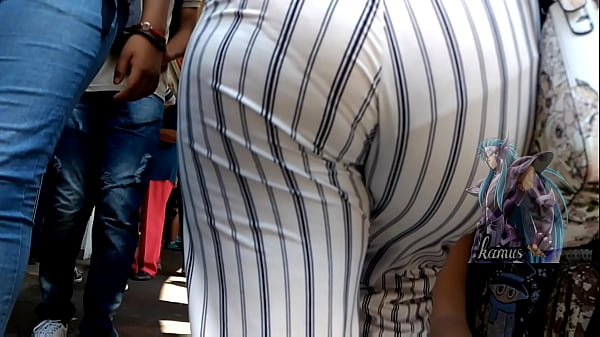 Culona marcando braga