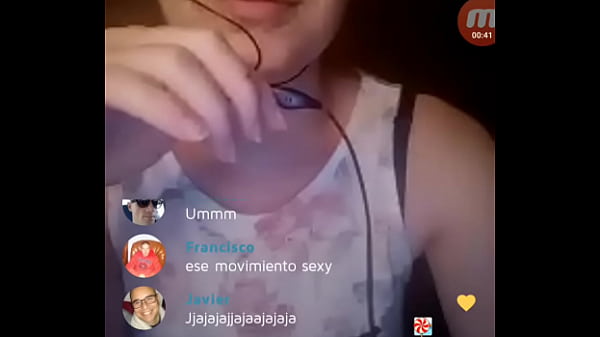 Chica ense&ntilde;ando atributos en jaumo