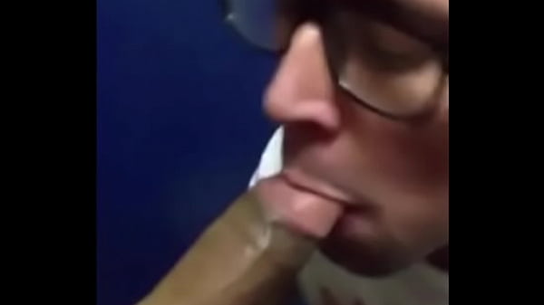 Safado engole a rola e gozo do neg&atilde;o gostoso