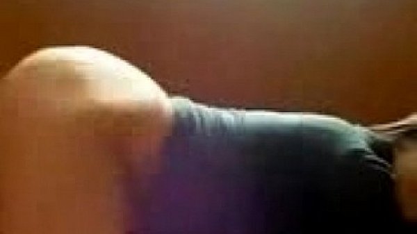 Mi prima me muestra las nalgas en mi cara