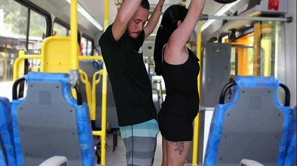 Velho escroto da encoxada e se masturba at&eacute; gozar na morena dentro do &ocirc;nibus