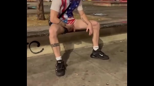 Mostrando a bunda e pau na pra&ccedil;a